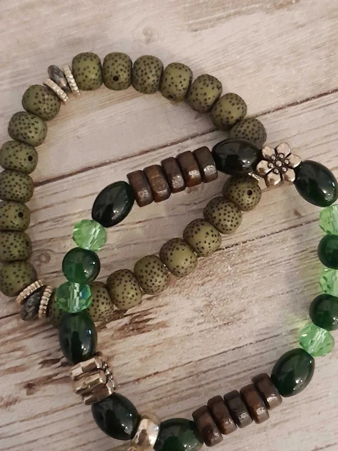 Lote de 2 pulseras, elásticas, de moda, color caqui y dorado y una verde, marrón y negra – photo 2